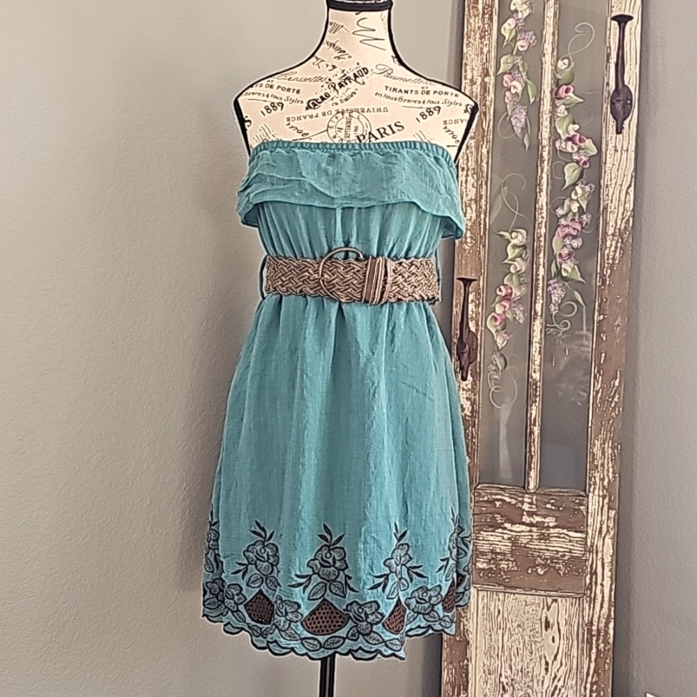 REBELLION STRAPLESS LINEN DRESS. EMBROIDERED FLORAL DESIGN SIZE MEDIUM.